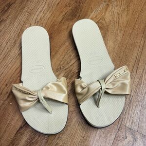 Havaianas You St. Tropez Classic Sandals – Gold Bow – Size 9/10